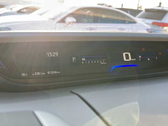 ホンダ フリード G ホンダセンシング 道東・釧路十勝 2022(令4)年 1.4万km プラチナホワイトパール 4WD/サイドリフトアップシート車/純正メモリナビ　/(AM/FM/フルセグTV/ＤＶＤ再生/Ｂｌｕｅｔｏｏｔｈ接続)　/前後ドライブレコーダー　/ビルトインＥＴＣ　/バックカメラ/両側パワースライドドア　/前席シートヒーター　/渋滞追従機能付アダプティブ・クルーズ・コントロール　/リアコーナーセンサー　/レーンアシスト/衝突軽減ブレーキ/横滑り防止装置/アイドリングストップ/スマートキー/プッシュスタート/純正LEDヘッドライト/純正フロアマット/スタッドレスタイヤ積み込み/・185/65/R15/・溝5ミリ