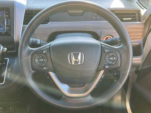 ホンダ フリード G ホンダセンシング 道東・釧路十勝 2022(令4)年 1.4万km プラチナホワイトパール 4WD/サイドリフトアップシート車/純正メモリナビ　/(AM/FM/フルセグTV/ＤＶＤ再生/Ｂｌｕｅｔｏｏｔｈ接続)　/前後ドライブレコーダー　/ビルトインＥＴＣ　/バックカメラ/両側パワースライドドア　/前席シートヒーター　/渋滞追従機能付アダプティブ・クルーズ・コントロール　/リアコーナーセンサー　/レーンアシスト/衝突軽減ブレーキ/横滑り防止装置/アイドリングストップ/スマートキー/プッシュスタート/純正LEDヘッドライト/純正フロアマット/スタッドレスタイヤ積み込み/・185/65/R15/・溝5ミリ