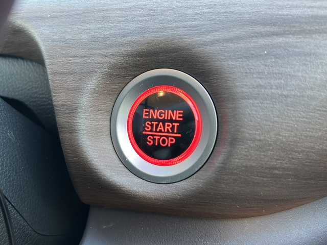 ホンダ フリード G ホンダセンシング 道東・釧路十勝 2022(令4)年 1.4万km プラチナホワイトパール 4WD/サイドリフトアップシート車/純正メモリナビ　/(AM/FM/フルセグTV/ＤＶＤ再生/Ｂｌｕｅｔｏｏｔｈ接続)　/前後ドライブレコーダー　/ビルトインＥＴＣ　/バックカメラ/両側パワースライドドア　/前席シートヒーター　/渋滞追従機能付アダプティブ・クルーズ・コントロール　/リアコーナーセンサー　/レーンアシスト/衝突軽減ブレーキ/横滑り防止装置/アイドリングストップ/スマートキー/プッシュスタート/純正LEDヘッドライト/純正フロアマット/スタッドレスタイヤ積み込み/・185/65/R15/・溝5ミリ