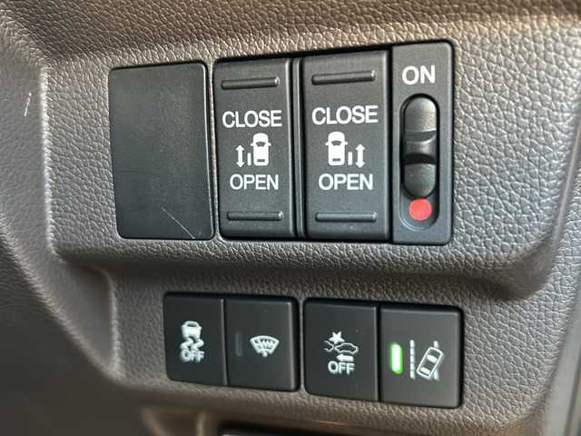 ホンダ フリード G ホンダセンシング 道東・釧路十勝 2022(令4)年 1.4万km プラチナホワイトパール 4WD/サイドリフトアップシート車/純正メモリナビ　/(AM/FM/フルセグTV/ＤＶＤ再生/Ｂｌｕｅｔｏｏｔｈ接続)　/前後ドライブレコーダー　/ビルトインＥＴＣ　/バックカメラ/両側パワースライドドア　/前席シートヒーター　/渋滞追従機能付アダプティブ・クルーズ・コントロール　/リアコーナーセンサー　/レーンアシスト/衝突軽減ブレーキ/横滑り防止装置/アイドリングストップ/スマートキー/プッシュスタート/純正LEDヘッドライト/純正フロアマット/スタッドレスタイヤ積み込み/・185/65/R15/・溝5ミリ