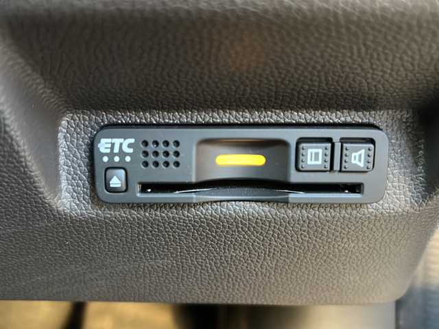 ホンダ フリード G ホンダセンシング 道東・釧路十勝 2022(令4)年 1.4万km プラチナホワイトパール 4WD/サイドリフトアップシート車/純正メモリナビ　/(AM/FM/フルセグTV/ＤＶＤ再生/Ｂｌｕｅｔｏｏｔｈ接続)　/前後ドライブレコーダー　/ビルトインＥＴＣ　/バックカメラ/両側パワースライドドア　/前席シートヒーター　/渋滞追従機能付アダプティブ・クルーズ・コントロール　/リアコーナーセンサー　/レーンアシスト/衝突軽減ブレーキ/横滑り防止装置/アイドリングストップ/スマートキー/プッシュスタート/純正LEDヘッドライト/純正フロアマット/スタッドレスタイヤ積み込み/・185/65/R15/・溝5ミリ