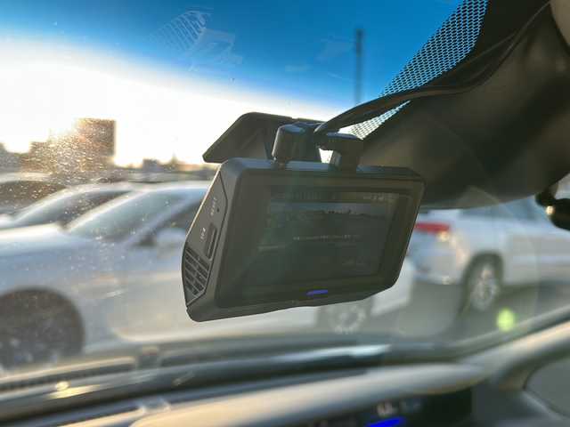 ホンダ フリード G ホンダセンシング 道東・釧路十勝 2022(令4)年 1.4万km プラチナホワイトパール 4WD/サイドリフトアップシート車/純正メモリナビ　/(AM/FM/フルセグTV/ＤＶＤ再生/Ｂｌｕｅｔｏｏｔｈ接続)　/前後ドライブレコーダー　/ビルトインＥＴＣ　/バックカメラ/両側パワースライドドア　/前席シートヒーター　/渋滞追従機能付アダプティブ・クルーズ・コントロール　/リアコーナーセンサー　/レーンアシスト/衝突軽減ブレーキ/横滑り防止装置/アイドリングストップ/スマートキー/プッシュスタート/純正LEDヘッドライト/純正フロアマット/スタッドレスタイヤ積み込み/・185/65/R15/・溝5ミリ