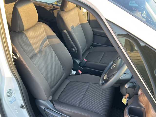 ホンダ フリード G ホンダセンシング 道東・釧路十勝 2022(令4)年 1.4万km プラチナホワイトパール 4WD/サイドリフトアップシート車/純正メモリナビ　/(AM/FM/フルセグTV/ＤＶＤ再生/Ｂｌｕｅｔｏｏｔｈ接続)　/前後ドライブレコーダー　/ビルトインＥＴＣ　/バックカメラ/両側パワースライドドア　/前席シートヒーター　/渋滞追従機能付アダプティブ・クルーズ・コントロール　/リアコーナーセンサー　/レーンアシスト/衝突軽減ブレーキ/横滑り防止装置/アイドリングストップ/スマートキー/プッシュスタート/純正LEDヘッドライト/純正フロアマット/スタッドレスタイヤ積み込み/・185/65/R15/・溝5ミリ