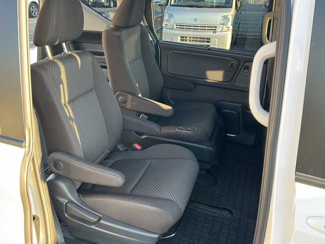 ホンダ フリード G ホンダセンシング 道東・釧路十勝 2022(令4)年 1.4万km プラチナホワイトパール 4WD/サイドリフトアップシート車/純正メモリナビ　/(AM/FM/フルセグTV/ＤＶＤ再生/Ｂｌｕｅｔｏｏｔｈ接続)　/前後ドライブレコーダー　/ビルトインＥＴＣ　/バックカメラ/両側パワースライドドア　/前席シートヒーター　/渋滞追従機能付アダプティブ・クルーズ・コントロール　/リアコーナーセンサー　/レーンアシスト/衝突軽減ブレーキ/横滑り防止装置/アイドリングストップ/スマートキー/プッシュスタート/純正LEDヘッドライト/純正フロアマット/スタッドレスタイヤ積み込み/・185/65/R15/・溝5ミリ