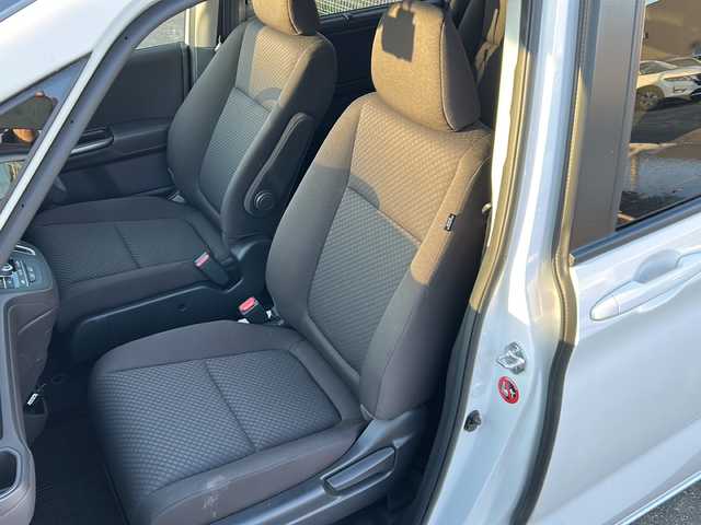 ホンダ フリード G ホンダセンシング 道東・釧路十勝 2022(令4)年 1.4万km プラチナホワイトパール 4WD/サイドリフトアップシート車/純正メモリナビ　/(AM/FM/フルセグTV/ＤＶＤ再生/Ｂｌｕｅｔｏｏｔｈ接続)　/前後ドライブレコーダー　/ビルトインＥＴＣ　/バックカメラ/両側パワースライドドア　/前席シートヒーター　/渋滞追従機能付アダプティブ・クルーズ・コントロール　/リアコーナーセンサー　/レーンアシスト/衝突軽減ブレーキ/横滑り防止装置/アイドリングストップ/スマートキー/プッシュスタート/純正LEDヘッドライト/純正フロアマット/スタッドレスタイヤ積み込み/・185/65/R15/・溝5ミリ