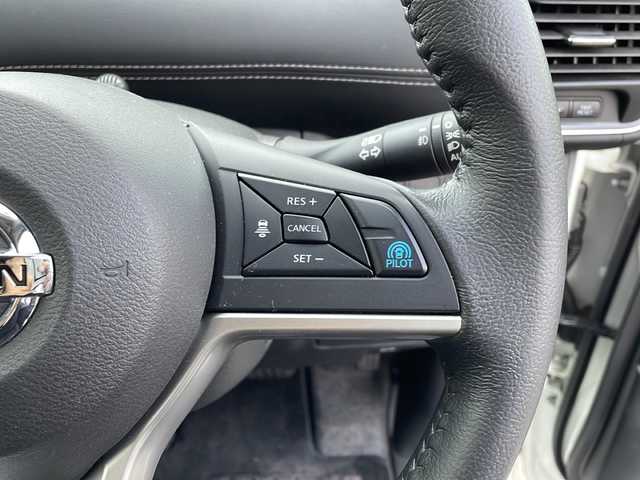 日産 セレナ ハイウェイスターVセレクションⅡ 長野県 2019(平31)年 5.3万km ブリリアントホワイトパール 純正9インチナビ/(CD・DVD・BD・フルセグTV・Bluetooth）/フリップダウンモニター/純正16インチホイール/ハンズフリーパワースライドドア（両側）/プロパイロット/360°セーフティーアシスト/エマージェンシーブレーキ/車線逸脱警報/車線逸脱防止支援/踏み間違い衝突防止アシスト/標識検知システム/コーナーセンサー/インテリジェントアラウンドビューモニター/ビルトインETC/インテリジェントルームミラー/ドライブレコーダー/革巻きステアリング/ステアリングスイッチ/電動パーキングブレーキ/ブレーキホールド/LEDヘッドライト/フォグランプ/オールライト/スマートキー/電動格納ミラー/純正フロアマット