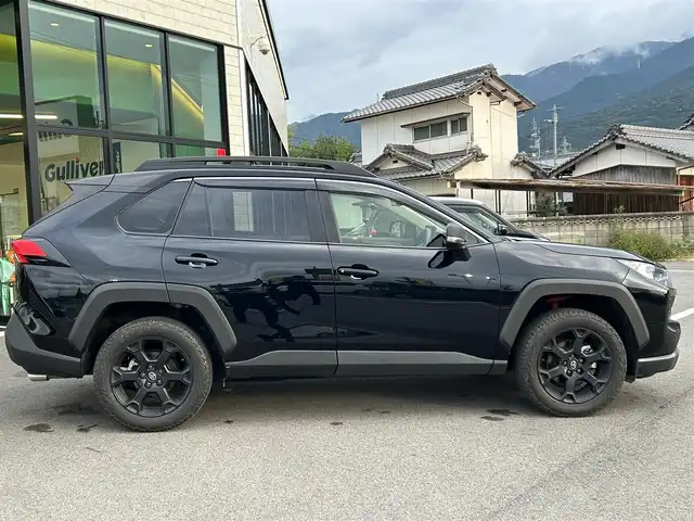 トヨタ ＲＡＶ４ アドベンチャー オフロードPKGⅡ 愛媛県 2022(令4)年 3.3万km アティチュードブラックマイカ 純正10.5型ディスプレイオーディオ/全周囲カメラ/黒革温冷シート/運転席メモリー機能付パワーシート/トヨタセーフティセンス/レーダークルーズコントロール/衝突被害軽減装置/車線逸脱防止装置/ブラインドスポットモニター/クリアランスソナー/電動リアゲート/デジタルインナーミラー/ブラックルーフレール/電動パーキングブレーキ/Autohold/ステアリングヒーター/ステアリングリモコン/電格ミラー/LEDヘッドライト/オートマチックハイビーム/タイプC充電/現状サマー(純正AW)(225/60/R18)/FALKEN WILDPEAK A/T TRAIL 0A