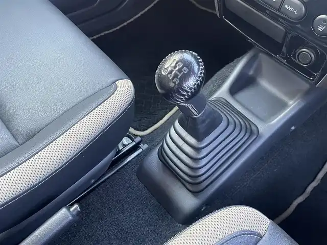 スズキ ジムニー ランドベンチャー 埼玉県 2015(平27)年 2.1万km クールカーキPM /ワンオーナー//4WD/ICターボ//5速MT//社外メモリナビ//ワンセグTV//ETC//キーレス//運転席シートヒーター//ステアリングオーディオスイッチ//革巻きステアリング//Wエアバッグ/ABS//Fフォグランプ//プライバシーガラス//ドアバイザー//純正16インチAW//新車時保証書//取扱説明書//ナビ取説//スペアキー