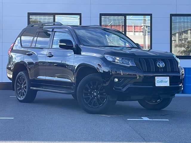 トヨタ ランドクルーザー プラド TX Lパッケージ マットブラED 山口県 2023(令5)年 2.6万km ブラック サンルーフ/7人乗り/パノラミックビューモニター/純正ディスプレイオーディオ/・Bluetooth接続/・AM/FM/・Miracast/・ナビキッド/ビルトインETC/ドライブレコーダー/Toyota Safety Sense/・プリクラッシュセーフティ/・レーンディパーチャーアラート/・ロードサインアシスト/・レーダークルーズコントロール/・先行車発進お知らせ機能/・クリアランスソナー/・ブラインドスポットモニター/・パーキングサポートブレーキ/レザーシート/パワーシートD席/N席/シートヒーター/エアシート/スマートキー/プッシュスタート/純正フロアマット/USB入力端子/ルーフレール/純正LEDライト/純正18インチアルミホイール/ウィンカーミラー/ドアバイザー