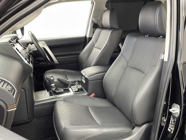 トヨタ ランドクルーザー プラド TX Lパッケージ マットブラED 大阪府 2023(令5)年 2.6万km ブラック 純正ディスプレイオーディオ/【ナビ/BT/USB】/パノラミックビューモニター/サンルーフ/ETC2.0/ブラインドスポットモニター/プリクラッシュセーフティ/レーダークルーズコントロール/コーナーセンサー前後/先行車発進アラーム/レーンキープアシスト/オートライト/電動格納三列目シート/シートヒーター/シートベンチレーション/パワーシート　D+N席/純正18インチAW/純正フロアマット