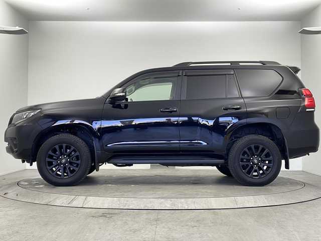 トヨタ ランドクルーザー プラド TX Lパッケージ マットブラED 大阪府 2023(令5)年 2.6万km ブラック 純正ディスプレイオーディオ/【ナビ/BT/USB】/パノラミックビューモニター/サンルーフ/ETC2.0/ブラインドスポットモニター/プリクラッシュセーフティ/レーダークルーズコントロール/コーナーセンサー前後/先行車発進アラーム/レーンキープアシスト/オートライト/電動格納三列目シート/シートヒーター/シートベンチレーション/パワーシート　D+N席/純正18インチAW/純正フロアマット