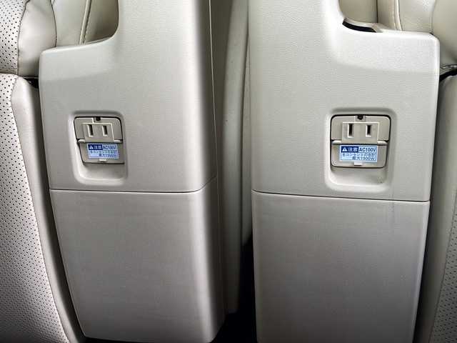 トヨタ アルファードハイブリット エグゼクティブ ラウンジ 道北・旭川 2017(平29)年 7.4万km ブラック /禁煙車//4WD//ワンオーナー//JBLプレミアムサウンドシステム（１７スピーカー）//ツインムーンルーフ//純正ナビ/ CD/DVD/BT/SD/USB/フルセグ//パノラミックビューモニター//純正フリップダウンモニター//セミアニリン革シート//パワーシート//シートヒーター//両側パワースライドドア//ステアリングヒーター//パワーバックドア//ミラーヒーター//助手席パワーオットマン//アクセサリーコンセント5個//リアサンシェード//プリクラッシュセーフティシステム//インテリジェントクリアランスソナー//レーダークルーズコントロール//オートハイビーム//オートライト//LEDヘッドライト//LEDフォグランプ//ドライブレコーダー//横滑り防止//保証書