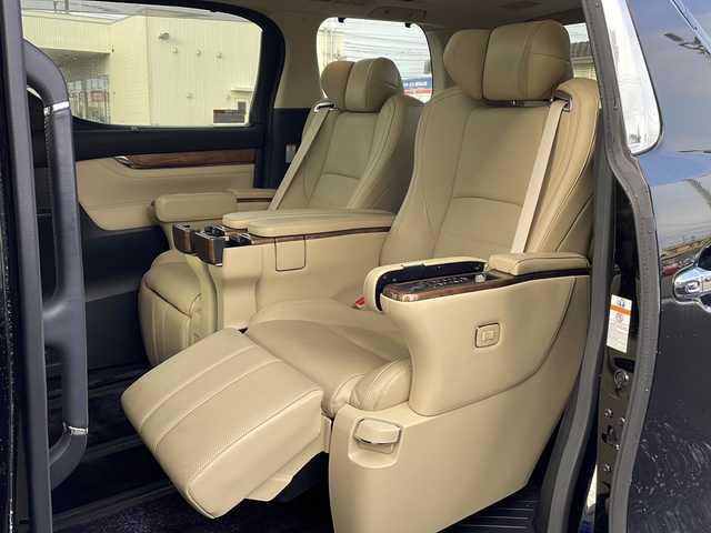 トヨタ アルファードハイブリット エグゼクティブ ラウンジ 道北・旭川 2017(平29)年 7.4万km ブラック /禁煙車//4WD//ワンオーナー//JBLプレミアムサウンドシステム（１７スピーカー）//ツインムーンルーフ//純正ナビ/ CD/DVD/BT/SD/USB/フルセグ//パノラミックビューモニター//純正フリップダウンモニター//セミアニリン革シート//パワーシート//シートヒーター//両側パワースライドドア//ステアリングヒーター//パワーバックドア//ミラーヒーター//助手席パワーオットマン//アクセサリーコンセント5個//リアサンシェード//プリクラッシュセーフティシステム//インテリジェントクリアランスソナー//レーダークルーズコントロール//オートハイビーム//オートライト//LEDヘッドライト//LEDフォグランプ//ドライブレコーダー//横滑り防止//保証書