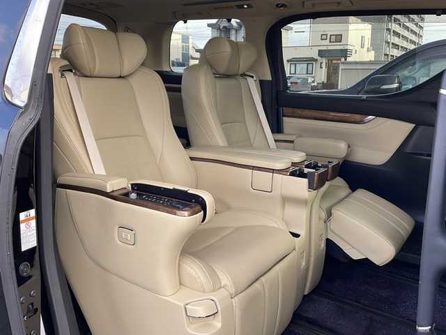 トヨタ アルファードハイブリット エグゼクティブ ラウンジ 道北・旭川 2017(平29)年 7.4万km ブラック /禁煙車//4WD//ワンオーナー//JBLプレミアムサウンドシステム（１７スピーカー）//ツインムーンルーフ//純正ナビ/ CD/DVD/BT/SD/USB/フルセグ//パノラミックビューモニター//純正フリップダウンモニター//セミアニリン革シート//パワーシート//シートヒーター//両側パワースライドドア//ステアリングヒーター//パワーバックドア//ミラーヒーター//助手席パワーオットマン//アクセサリーコンセント5個//リアサンシェード//プリクラッシュセーフティシステム//インテリジェントクリアランスソナー//レーダークルーズコントロール//オートハイビーム//オートライト//LEDヘッドライト//LEDフォグランプ//ドライブレコーダー//横滑り防止//保証書