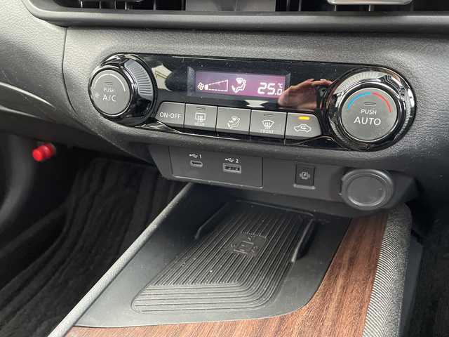 日産 オーラ G レザーエディション 新潟県 2023(令5)年 1.6万km ピュアホワイトパール ワンオーナー/純正ナビ（Bluetooth/DTV/FM/AM）/全周囲カメラ/BOSEプレミアムサウンド/プロパイロット/パーソナルディスプレイ/エマージェンシーブレーキ/コーナーセンサー/インナーバックミラー/ワイヤレス充電/VDC（ビークルダイナミクスコントロール）/LDW（車線免脱警報）/BSI（後側方衝突防止支援システム）/BSW（後側方車両検知警報）/ビルトインETC2.0/レザーシート/インテリジェントクルーズコントロール/SOSコール