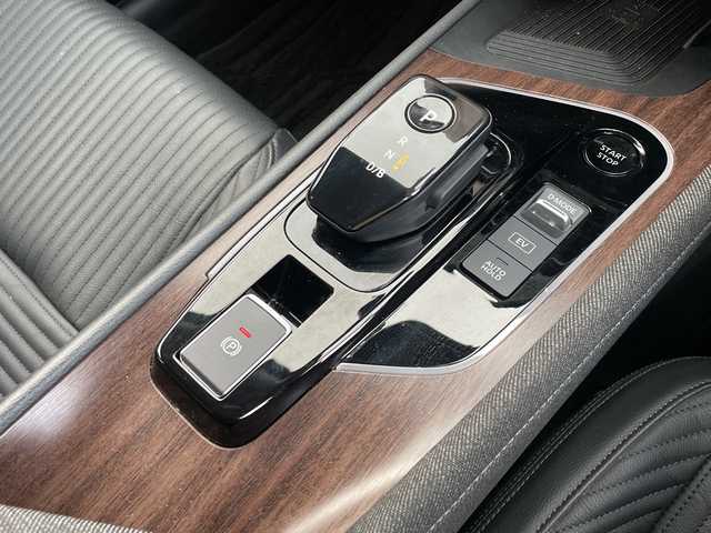 日産 オーラ G レザーエディション 新潟県 2023(令5)年 1.6万km ピュアホワイトパール ワンオーナー/純正ナビ（Bluetooth/DTV/FM/AM）/全周囲カメラ/BOSEプレミアムサウンド/プロパイロット/パーソナルディスプレイ/エマージェンシーブレーキ/コーナーセンサー/インナーバックミラー/ワイヤレス充電/VDC（ビークルダイナミクスコントロール）/LDW（車線免脱警報）/BSI（後側方衝突防止支援システム）/BSW（後側方車両検知警報）/ビルトインETC2.0/レザーシート/インテリジェントクルーズコントロール/SOSコール