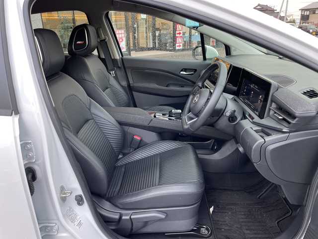 日産 オーラ G レザーエディション 新潟県 2023(令5)年 1.6万km ピュアホワイトパール ワンオーナー/純正ナビ（Bluetooth/DTV/FM/AM）/全周囲カメラ/BOSEプレミアムサウンド/プロパイロット/パーソナルディスプレイ/エマージェンシーブレーキ/コーナーセンサー/インナーバックミラー/ワイヤレス充電/VDC（ビークルダイナミクスコントロール）/LDW（車線免脱警報）/BSI（後側方衝突防止支援システム）/BSW（後側方車両検知警報）/ビルトインETC2.0/レザーシート/インテリジェントクルーズコントロール/SOSコール