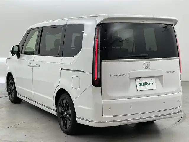 ホンダ ステップワゴン スパーダ 福岡県 2022(令4)年 3.9万km プラチナホワイトパール 後席モニター　/純正ナビ　/全方位カメラ　/ＥＴＣ　/ドラレコ　/ＡＣＣ　/コーナーセンサー　/衝突被害軽減　/レーンキープ　/ＢＳＭ　/パドルシフト　/両側電動スライドドア　/パワーバックドア　/ハーフレザー　/シートヒーター