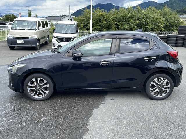 マツダ デミオ XD ブラックレザーリミテッド 山梨県 2016(平28)年 8.1万km ジェットブラックマイカ 〇マツダコネクトナビ/〇フルセグTV/〇バックモニター/〇ETC/〇ドライブレコーダー/〇クルーズコントロール/〇スマートシティブレーキサポート/〇LEDヘッドランプ/〇純正16インチアルミホイール/〇ステアリングスイッチ/〇オートエアコン/〇プッシュスタートボタン/〇アドバンストキーレスエントリーシステム/〇SRSエアバック（運転席・助手席・サイド・カーテン）
