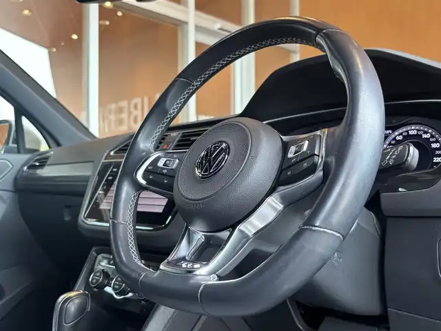 フォルクスワーゲン ティグアン TDI 4モーション Rライン 宮城県 2018(平30)年 7.6万km ピュアホワイト 純正ナビ/全周囲カメラ/AppleCarPlay/AndroidAuto/ハーフレザー/シートヒーター/アイドリングストップ/ACC/レーンキープアシスト/ブラインドスポットモニター/プリクラッシュブレーキ/コーナーセンサー/ステアリングスイッチ/パドルシフト/電動パーキング/オートホールド/バーチャルコックピット/USB×２/LEDヘッドライト/フロントフォグ/保証書/取扱説明書/スペアキー×１