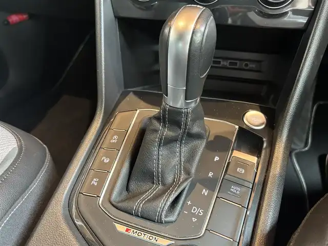 フォルクスワーゲン ティグアン TDI 4モーション Rライン 宮城県 2018(平30)年 7.6万km ピュアホワイト 純正ナビ/全周囲カメラ/AppleCarPlay/AndroidAuto/ハーフレザー/シートヒーター/アイドリングストップ/ACC/レーンキープアシスト/ブラインドスポットモニター/プリクラッシュブレーキ/コーナーセンサー/ステアリングスイッチ/パドルシフト/電動パーキング/オートホールド/バーチャルコックピット/USB×２/LEDヘッドライト/フロントフォグ/保証書/取扱説明書/スペアキー×１