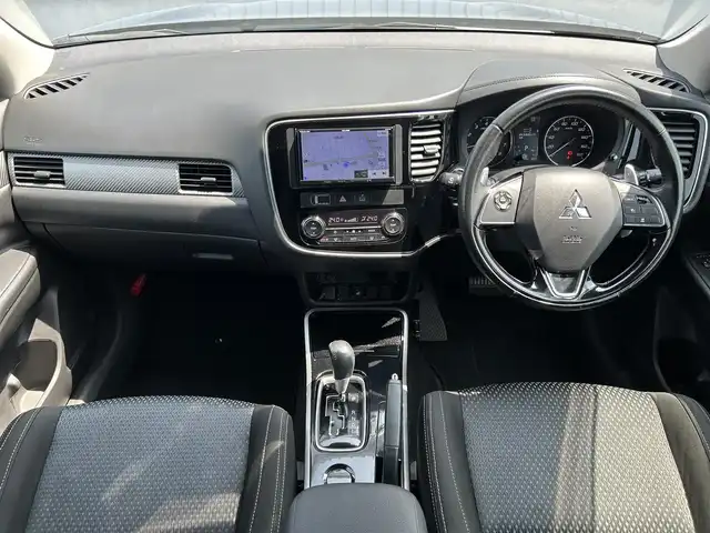 三菱 アウトランダー 20G セーフティパッケージ 熊本県 2017(平29)年 11.5万km コスミックブルーマイカ ワンオーナー/社外ナビ/・AM/FM/DVD/iPod/SD/AUX/USB/BT/・フルセグTV/バックカメラ/衝突被害軽減ブレーキ/レーンアシスト/横滑り防止機能/オートマチックハイビーム/アイドリングストップ/レーダークルーズコントロール/車線逸脱警報システム/革巻きステアリング/・ステアリングリモコン/・ステアリングヒーター/・パドルシフト/ETC/オートライト/・フォグランプ/・LEDライト/電動格納ミラー/・ウィンカーミラー/純正ドアバイザー/純正アルミホイール/社外フロアマット/スマートキー/・スペアキー