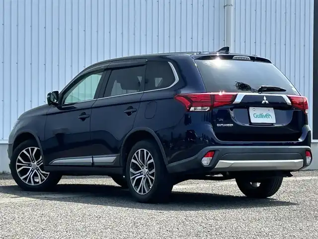 三菱 アウトランダー 20G セーフティパッケージ 熊本県 2017(平29)年 11.5万km コスミックブルーマイカ ワンオーナー/社外ナビ/・AM/FM/DVD/iPod/SD/AUX/USB/BT/・フルセグTV/バックカメラ/衝突被害軽減ブレーキ/レーンアシスト/横滑り防止機能/オートマチックハイビーム/アイドリングストップ/レーダークルーズコントロール/車線逸脱警報システム/革巻きステアリング/・ステアリングリモコン/・ステアリングヒーター/・パドルシフト/ETC/オートライト/・フォグランプ/・LEDライト/電動格納ミラー/・ウィンカーミラー/純正ドアバイザー/純正アルミホイール/社外フロアマット/スマートキー/・スペアキー