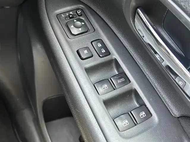 三菱 アウトランダー 20G セーフティパッケージ 熊本県 2017(平29)年 11.5万km コスミックブルーマイカ ワンオーナー/社外ナビ/・AM/FM/DVD/iPod/SD/AUX/USB/BT/・フルセグTV/バックカメラ/衝突被害軽減ブレーキ/レーンアシスト/横滑り防止機能/オートマチックハイビーム/アイドリングストップ/レーダークルーズコントロール/車線逸脱警報システム/革巻きステアリング/・ステアリングリモコン/・ステアリングヒーター/・パドルシフト/ETC/オートライト/・フォグランプ/・LEDライト/電動格納ミラー/・ウィンカーミラー/純正ドアバイザー/純正アルミホイール/社外フロアマット/スマートキー/・スペアキー