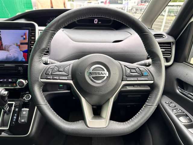 日産 セレナ ハイウェイスター V 宮城県 2021(令3)年 3.2万km ブリリアントホワイトパール セーフティパックＡ/・ＳＲＳエアバッグ（サイド/カーテン）/・インテリジェントアラウンドビューモニター/・インテリジェントルームミラー/・ふらつき警報/・ヒーター付ドアミラー/リアオートエアコン/3列目ヒーターダクト/＝＝＝/プロパイロット/インテリジェントエマージェンシーブレーキ/踏み間違い衝突防止アシスト/車線逸脱防止支援システム/車線逸脱警報/後側方衝突防止支援システム/後側方車両検知警報/後退時車両検知警報/標識検知機能/前方衝突予測警報/コーナーセンサー/純正フリップダウンモニター/純正10インチナビ/・CD/DVD/・Bluetooth/・フルセグTV/ETC/ドライブレコーダー/ハンズフリーパワースライドドア（両側）/革巻きステアリング/ステアリングスイッチ/電動パーキングブレーキ/ブレーキホールド/LEDヘッドランプ/フォグランプ/オートライト/スマートキー＆プッシュスタート/スペアキー/電動格納ミラー/純正16インチAW/純正フロアマット/純正ドアバイザー