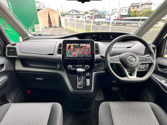 日産 セレナ ハイウェイスター V 宮城県 2021(令3)年 3.2万km ブリリアントホワイトパール セーフティパックＡ/・ＳＲＳエアバッグ（サイド/カーテン）/・インテリジェントアラウンドビューモニター/・インテリジェントルームミラー/・ふらつき警報/・ヒーター付ドアミラー/リアオートエアコン/3列目ヒーターダクト/＝＝＝/プロパイロット/インテリジェントエマージェンシーブレーキ/踏み間違い衝突防止アシスト/車線逸脱防止支援システム/車線逸脱警報/後側方衝突防止支援システム/後側方車両検知警報/後退時車両検知警報/標識検知機能/前方衝突予測警報/コーナーセンサー/純正フリップダウンモニター/純正10インチナビ/・CD/DVD/・Bluetooth/・フルセグTV/ETC/ドライブレコーダー/ハンズフリーパワースライドドア（両側）/革巻きステアリング/ステアリングスイッチ/電動パーキングブレーキ/ブレーキホールド/LEDヘッドランプ/フォグランプ/オートライト/スマートキー＆プッシュスタート/スペアキー/電動格納ミラー/純正16インチAW/純正フロアマット/純正ドアバイザー