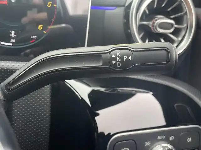 メルセデス・ベンツ ＣＬＡ２００ｄ Sブレーク AMGライン 東京都 2020(令2)年 6万km ポーラホワイト レーダーセーフティパッケージ/パークトロニック/ドライブアウェイアシスト/リアクロストラフィックアラート/マルチビームLEDヘッドランプ/アダプティブハイビームアシストプラス/シルバーダイヤモンドメッシュフロントグリル/開口部横バーブラックメッシュフロントエアロバンパー/サイドシルスポイラー/リアスポイラー/下部ラウンド型クローム加飾付リアエアロバンパー/225/45R18タイヤ/18インチAMG製5本ツインスポークアルミホイール/「Mercedes-Benz」ロゴ入りブレーキキャリバー(フラットボトム)/プライバシーガラス/DINAMICA(スエード調)貼インパネ加飾/レッドステッチ入ディンプルナッパ革巻きスポーツステアリングホイール(フラットボトム)/左右独立調整オートエアコン/リアエアコン吹き出し口/レッドステッチ入ブラック合皮/DINAMICA(スエード調)コンビスポーツシート/シートヒーター(D席/N席)/パワーシート(D席/N席)/イージーエントリー(D席/N席)/ステンレス製ペダル