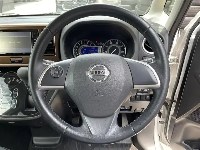 日産 デイズ ルークス ハイウェイスターX 滋賀県 2017(平29)年 6.8万km ホワイトパール 禁煙車/社外7インチナビ/CD.DVD.Bluetooth.フルセグ/全方位カメラ/衝突軽減ブレーキ/片側電動スライドドア/前方ドライブレコーダー/アイドリングストップ/ETC/LEDヘッドライト/オートライト/オートハイビーム/ステアリングスイッチ/スマートキー