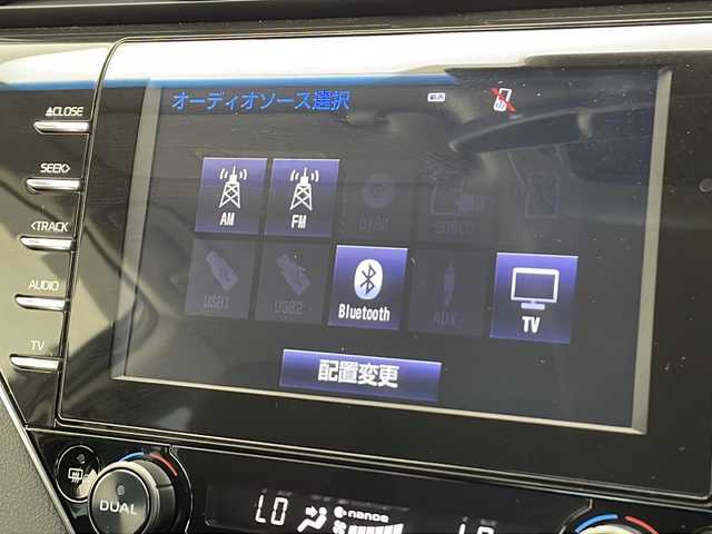 トヨタ カムリ G 千葉県 2017(平29)年 5.2万km プラチナホワイトパールマイカ 純正ナビ/　CD/DVD/Bluetooth/フルセグTV/トヨタセーフティセンス/レーダークルーズコントロール/レーンキープアシスト/衝突軽減ブレーキ/クリアランスソナー/ブラインドスポットモニター/ヘッドアップディスプレイ/電動パーキング/オートホールド/オートハイビーム/パワーシート（運）/ビルトインETC2.0/LEDライト/フォグランプ/フロアマット/ドアバイザー