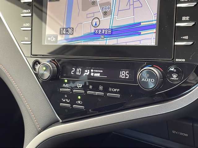 トヨタ カムリ G 千葉県 2017(平29)年 5.2万km プラチナホワイトパールマイカ 純正ナビ/　CD/DVD/Bluetooth/フルセグTV/トヨタセーフティセンス/レーダークルーズコントロール/レーンキープアシスト/衝突軽減ブレーキ/クリアランスソナー/ブラインドスポットモニター/ヘッドアップディスプレイ/電動パーキング/オートホールド/オートハイビーム/パワーシート（運）/ビルトインETC2.0/LEDライト/フォグランプ/フロアマット/ドアバイザー