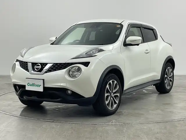 日産 ジューク 16GT FOUR 群馬県 2016(平28)年 3.6万km ブリリアントホワイトパール ・純正８インチナビ/・アラウンドビューモニター/・純正ドライブレコーダー（フロント）/・ETC/・４WD/・シートヒーター /・エアシート/・レーンアシスト/・横滑り防止装置/・衝突被害軽減システム/・盗難防止装置/・オートライト/・SRSエアバッグ（運転席/助手席）/・スマートキー/・純正フロアマット /・純正１７インチアルミホイール