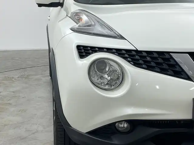 日産 ジューク 16GT FOUR 群馬県 2016(平28)年 3.6万km ブリリアントホワイトパール ・純正８インチナビ/・アラウンドビューモニター/・純正ドライブレコーダー（フロント）/・ETC/・４WD/・シートヒーター /・エアシート/・レーンアシスト/・横滑り防止装置/・衝突被害軽減システム/・盗難防止装置/・オートライト/・SRSエアバッグ（運転席/助手席）/・スマートキー/・純正フロアマット /・純正１７インチアルミホイール