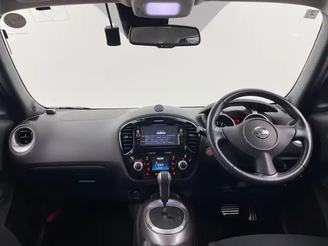日産 ジューク 16GT FOUR 群馬県 2016(平28)年 3.6万km ブリリアントホワイトパール ・純正８インチナビ/・アラウンドビューモニター/・純正ドライブレコーダー（フロント）/・ETC/・４WD/・シートヒーター /・エアシート/・レーンアシスト/・横滑り防止装置/・衝突被害軽減システム/・盗難防止装置/・オートライト/・SRSエアバッグ（運転席/助手席）/・スマートキー/・純正フロアマット /・純正１７インチアルミホイール