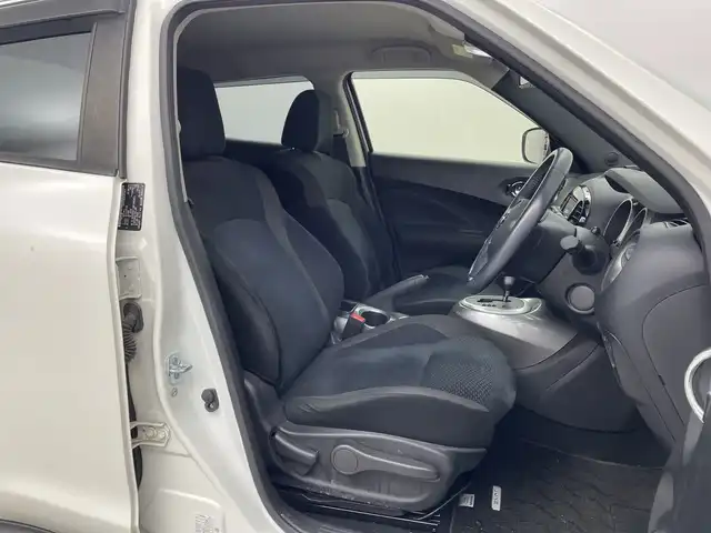 日産 ジューク 16GT FOUR 群馬県 2016(平28)年 3.6万km ブリリアントホワイトパール ・純正８インチナビ/・アラウンドビューモニター/・純正ドライブレコーダー（フロント）/・ETC/・４WD/・シートヒーター /・エアシート/・レーンアシスト/・横滑り防止装置/・衝突被害軽減システム/・盗難防止装置/・オートライト/・SRSエアバッグ（運転席/助手席）/・スマートキー/・純正フロアマット /・純正１７インチアルミホイール