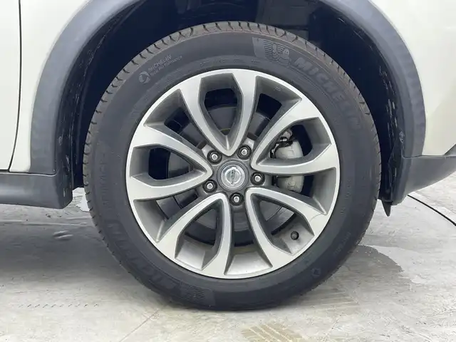 日産 ジューク 16GT FOUR 群馬県 2016(平28)年 3.6万km ブリリアントホワイトパール ・純正８インチナビ/・アラウンドビューモニター/・純正ドライブレコーダー（フロント）/・ETC/・４WD/・シートヒーター /・エアシート/・レーンアシスト/・横滑り防止装置/・衝突被害軽減システム/・盗難防止装置/・オートライト/・SRSエアバッグ（運転席/助手席）/・スマートキー/・純正フロアマット /・純正１７インチアルミホイール