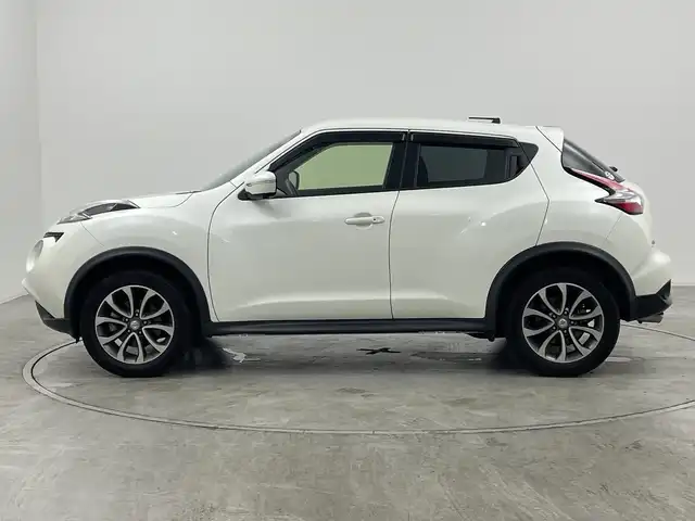 日産 ジューク 16GT FOUR 群馬県 2016(平28)年 3.6万km ブリリアントホワイトパール ・純正８インチナビ/・アラウンドビューモニター/・純正ドライブレコーダー（フロント）/・ETC/・４WD/・シートヒーター /・エアシート/・レーンアシスト/・横滑り防止装置/・衝突被害軽減システム/・盗難防止装置/・オートライト/・SRSエアバッグ（運転席/助手席）/・スマートキー/・純正フロアマット /・純正１７インチアルミホイール