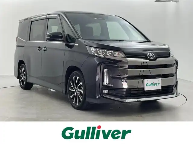トヨタ ノア S－Z 福井県 2023(令5)年 0.8万km グリッターブラックガラスフレーク ユニバ―サルステップ装着車/純正ナビゲーション機能付きディスプレイオーディオ/（ＦＭ／ＡＭ／ＢＴ／ＵＳＢ／ＨＤＭＩ/TV）/両側パワースライドドア/ハーフレザーシート/シートヒーター/純正17インチアルミホイール/トヨタセーフティセンス /純正ビルトインETC2.0/サイドバイザー/純正LEDヘッドライト