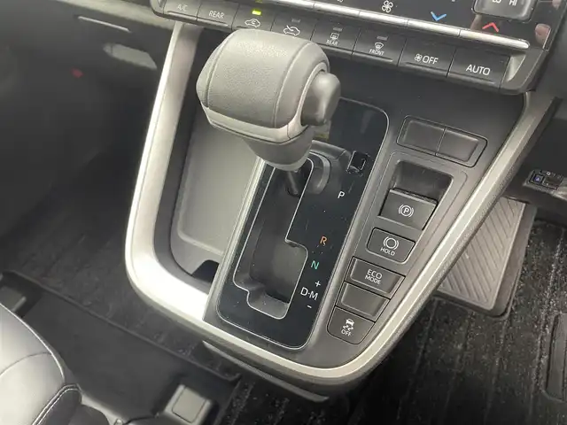 トヨタ ノア S－Z 福井県 2023(令5)年 0.8万km グリッターブラックガラスフレーク ユニバ―サルステップ装着車/純正ナビゲーション機能付きディスプレイオーディオ/（ＦＭ／ＡＭ／ＢＴ／ＵＳＢ／ＨＤＭＩ/TV）/両側パワースライドドア/ハーフレザーシート/シートヒーター/純正17インチアルミホイール/トヨタセーフティセンス /純正ビルトインETC2.0/サイドバイザー/純正LEDヘッドライト