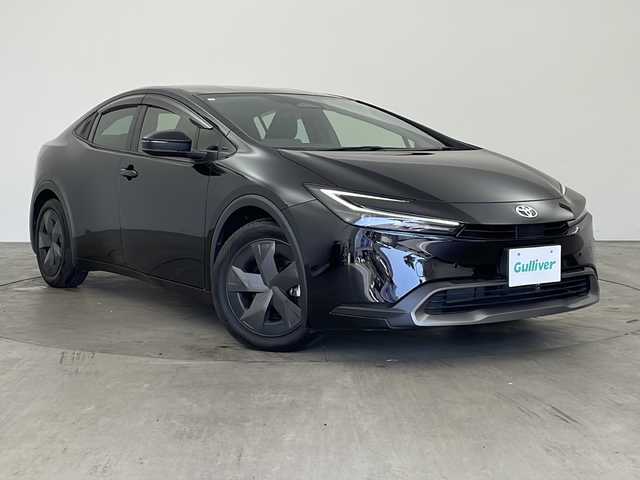 トヨタ プリウス U 兵庫県 2023(令5)年 0.6万km アティチュードブラックマイカ ・トヨタセーフティーセンス/・プリクラッシュセーフティ/・レーンディバチャーアラート/・プロアクティブドライビングアシスト/・クリアランスソナー/・パーキングサポートブレーキ/・ロードサインアシスト/・レーダークルーズコントロール/・オートマチックハイビーム/・発進遅れ告知/・誤発進抑制機能/・純正8インチディスプレイオーディオ/・フルセグ＆BT＆USB＆Miracast/・バックカメラ/・ステアリングリモコン/・AC100V電源/・電子パーキング/・ブレーキホールド/・スマートキー/・プッシュスタート/・ビルトインETC2.0/・LEDライト/・LEDフォグ/・オートライト/・純正17インチアルミホイール/・フロアマット/・横滑り防止装置/・革巻きステアリング