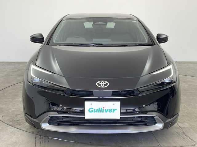 トヨタ プリウス U 兵庫県 2023(令5)年 0.6万km アティチュードブラックマイカ ・トヨタセーフティーセンス/・プリクラッシュセーフティ/・レーンディバチャーアラート/・プロアクティブドライビングアシスト/・クリアランスソナー/・パーキングサポートブレーキ/・ロードサインアシスト/・レーダークルーズコントロール/・オートマチックハイビーム/・発進遅れ告知/・誤発進抑制機能/・純正8インチディスプレイオーディオ/・フルセグ＆BT＆USB＆Miracast/・バックカメラ/・ステアリングリモコン/・AC100V電源/・電子パーキング/・ブレーキホールド/・スマートキー/・プッシュスタート/・ビルトインETC2.0/・LEDライト/・LEDフォグ/・オートライト/・純正17インチアルミホイール/・フロアマット/・横滑り防止装置/・革巻きステアリング
