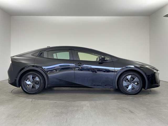 トヨタ プリウス U 兵庫県 2023(令5)年 0.6万km アティチュードブラックマイカ ・トヨタセーフティーセンス/・プリクラッシュセーフティ/・レーンディバチャーアラート/・プロアクティブドライビングアシスト/・クリアランスソナー/・パーキングサポートブレーキ/・ロードサインアシスト/・レーダークルーズコントロール/・オートマチックハイビーム/・発進遅れ告知/・誤発進抑制機能/・純正8インチディスプレイオーディオ/・フルセグ＆BT＆USB＆Miracast/・バックカメラ/・ステアリングリモコン/・AC100V電源/・電子パーキング/・ブレーキホールド/・スマートキー/・プッシュスタート/・ビルトインETC2.0/・LEDライト/・LEDフォグ/・オートライト/・純正17インチアルミホイール/・フロアマット/・横滑り防止装置/・革巻きステアリング