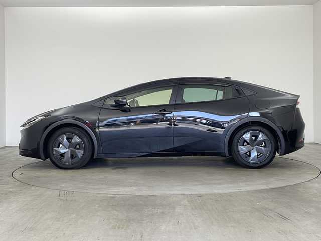 トヨタ プリウス U 兵庫県 2023(令5)年 0.6万km アティチュードブラックマイカ ・トヨタセーフティーセンス/・プリクラッシュセーフティ/・レーンディバチャーアラート/・プロアクティブドライビングアシスト/・クリアランスソナー/・パーキングサポートブレーキ/・ロードサインアシスト/・レーダークルーズコントロール/・オートマチックハイビーム/・発進遅れ告知/・誤発進抑制機能/・純正8インチディスプレイオーディオ/・フルセグ＆BT＆USB＆Miracast/・バックカメラ/・ステアリングリモコン/・AC100V電源/・電子パーキング/・ブレーキホールド/・スマートキー/・プッシュスタート/・ビルトインETC2.0/・LEDライト/・LEDフォグ/・オートライト/・純正17インチアルミホイール/・フロアマット/・横滑り防止装置/・革巻きステアリング