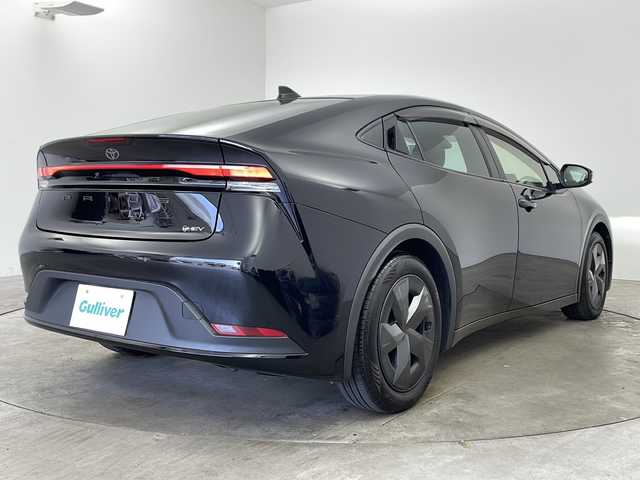 トヨタ プリウス U 兵庫県 2023(令5)年 0.6万km アティチュードブラックマイカ ・トヨタセーフティーセンス/・プリクラッシュセーフティ/・レーンディバチャーアラート/・プロアクティブドライビングアシスト/・クリアランスソナー/・パーキングサポートブレーキ/・ロードサインアシスト/・レーダークルーズコントロール/・オートマチックハイビーム/・発進遅れ告知/・誤発進抑制機能/・純正8インチディスプレイオーディオ/・フルセグ＆BT＆USB＆Miracast/・バックカメラ/・ステアリングリモコン/・AC100V電源/・電子パーキング/・ブレーキホールド/・スマートキー/・プッシュスタート/・ビルトインETC2.0/・LEDライト/・LEDフォグ/・オートライト/・純正17インチアルミホイール/・フロアマット/・横滑り防止装置/・革巻きステアリング