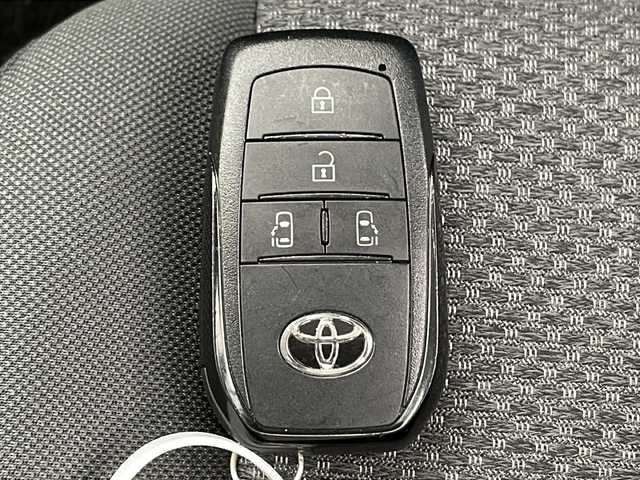 トヨタ シエンタ ハイブリッド G 熊本県 2024(令6)年 0.5万km プラチナホワイトパールマイカ トヨタセーフティセンス/プリクラッシュセーフティ/レーンキープアシスト/ブライドスポットモニター/コーナーセンサー（前後）/レーダークルーズコントロール/全方位モニター/純正ディスプレイオーディオ/地図データ/Bluetooth/フルセグ/Miracast/USB/ビルトインETC2.0/天井サーキュレーター/両側パワースライドドア/ドアバイザー/純正フロアマット/ステアリングスイッチ/純正15インチアルミホイール/電格ミラー