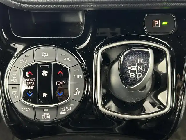 トヨタ ノア ハイブリッド Si 千葉県 2020(令2)年 1.3万km ボルドーマイカメタリック 禁煙車/トヨタセーフティセンス/・プリクラッシュセーフティ/・レーンディパーチャーアラート/・オートマチックハイビーム/・先行車発進お知らせ機能/レーダークルーズコントロール/純正10インチメモリナビ/　CD/DVD/BT/フルセグTV/両側パワースライドドア/前席シートヒーター/電動格納ミラー/革巻きステアリング/ステアリングスイッチ/純正16インチアルミホイール/LEDヘッドライト/フォグライト