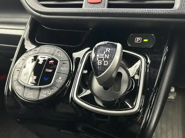 トヨタ ノア ハイブリッド Si 千葉県 2020(令2)年 1.3万km ボルドーマイカメタリック 禁煙車/トヨタセーフティセンス/・プリクラッシュセーフティ/・レーンディパーチャーアラート/・オートマチックハイビーム/・先行車発進お知らせ機能/レーダークルーズコントロール/純正10インチメモリナビ/　CD/DVD/BT/フルセグTV/両側パワースライドドア/前席シートヒーター/電動格納ミラー/革巻きステアリング/ステアリングスイッチ/純正16インチアルミホイール/LEDヘッドライト/フォグライト